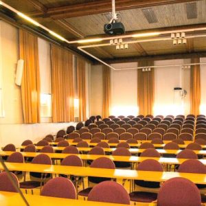 Meillä on vankka kokemus juhlien järjestämisestä asiakkaan omissa tiloissa. Pitopaakarit Ansa ja Lempi on auttanut monien juhlien suunnittelussa ja toteutuksessa jo yli 15 vuoden ajan. Meiltä saat astiat, ruuat, kakut, pöytäliina sekä tarjoilun. Samoin meidän kautta onnistuu myös pelkästään ruokien